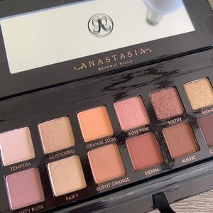 Anastasia soft glam
